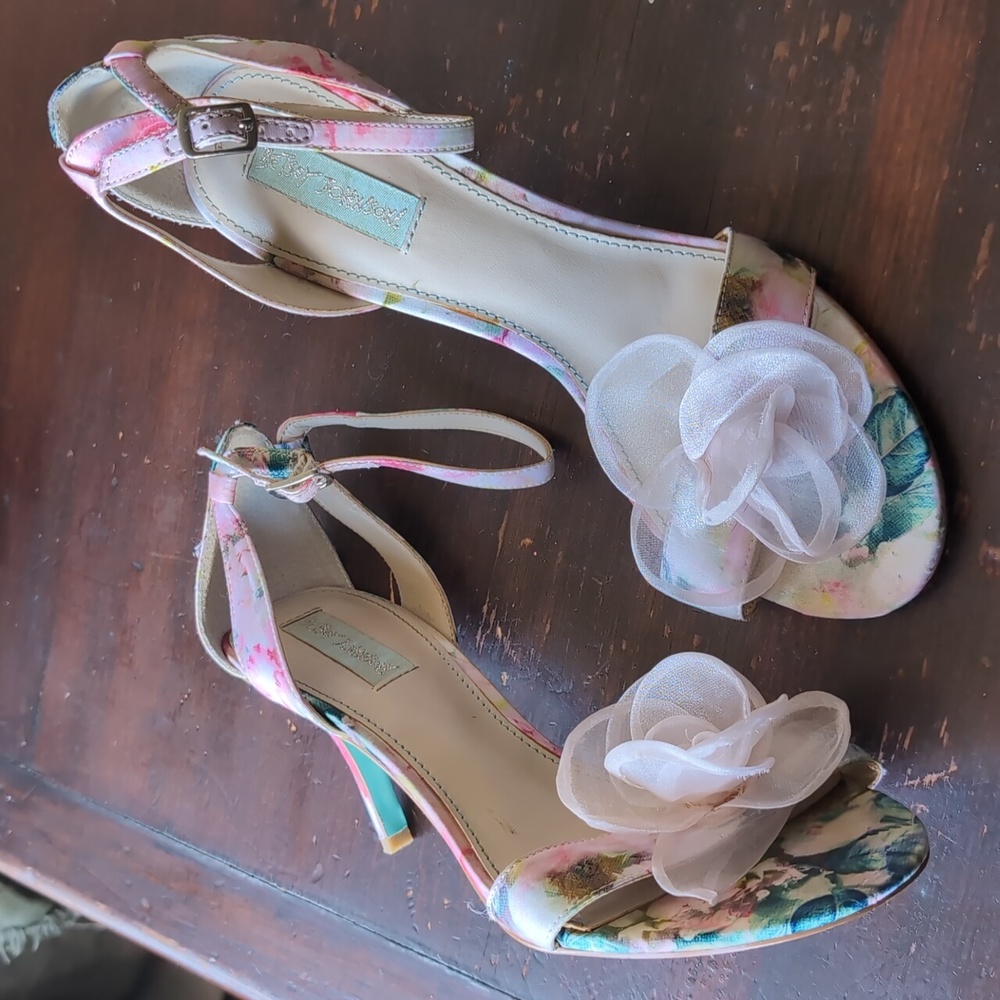 Betsy Johnson Maddie heel sandal 🌺 flowers Size 9